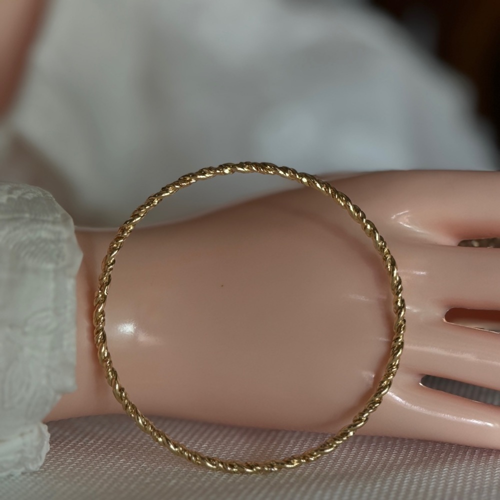 ⚜️ Elegant Twisted Rope Bangle – Timeless Gold-Tone Bracelet